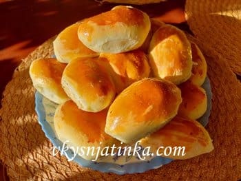 Готовые пирожки с творогом из дрожжевого теста