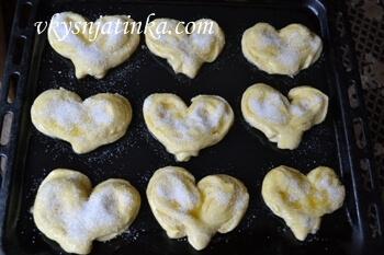 Присыпаем сахаром наши плюшки