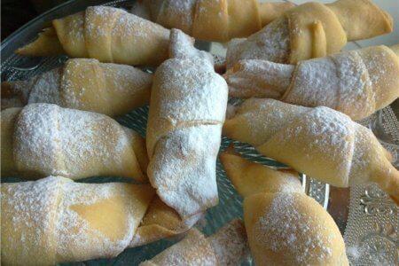 Постные рогалики на дрожжах с повидлом - рецепт и фото