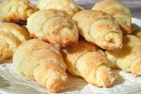 Творожные сахарные рогалики с повидлом - рецепт и фото