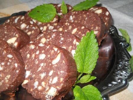 Сладкая колбаска из печенья со сгущенкой и арахисом - рецепт и фото