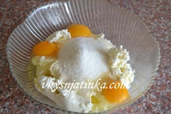 Творог с яйцами и сахаром
