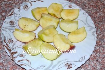 Яблоки посыпанные корицей и изюмом