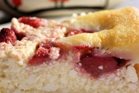 Творожная запеканка с клубникой в мультиварке - рецепт и фото