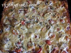 Пиццу с колбасой, двойным сыром и овощами в духовке
