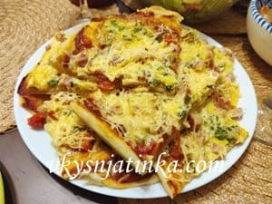 Готовая пицца с колбасой кусочками