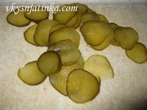 Соленый огурец кружочками