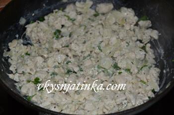 Куриное филе жареное с луком и травами