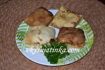Готовые блины с куриным филе и луком