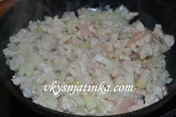 Куриное филе с луком на сковороде