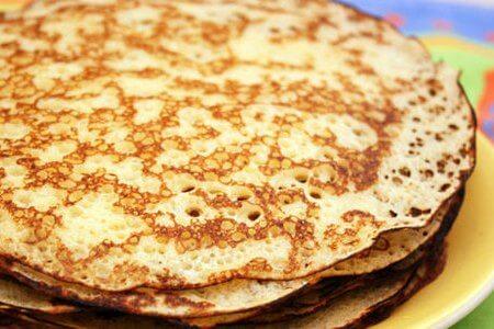 Простые дрожжевые блины на молоке - рецепт и фото