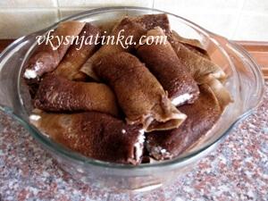 Блины с какао в кастрюле с горкой