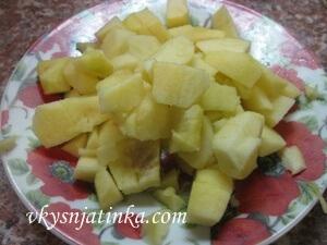 Яблоки промываем, очищаем от кожуры, и нарезаем кубиками