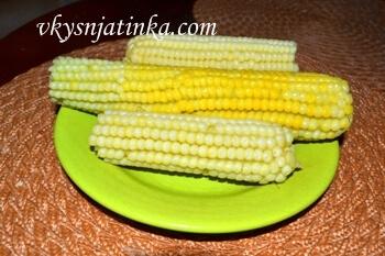 Готовый початок вареной кукурузы