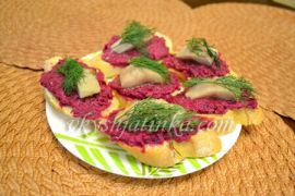 Закусочные бутерброды с селедкой и свеклой