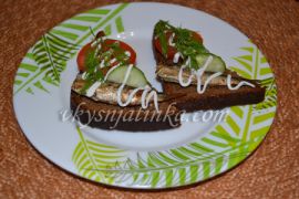 Бутерброды со шпротами и помидором - фото