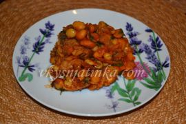 Фасоль тушеная с курицей - фото