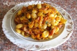 Фасоль тушеная с сосисками на сковороде - фото