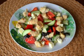Греческий салат с курицей в домашних условиях - фото