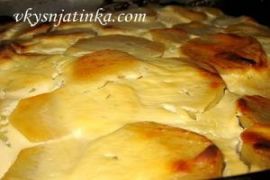 Картофель со сметаной и мясом в духовке - фото