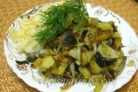 Картошка с грибами жареная на сковороде - фото