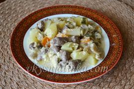 Картошка тушеная с куриными сердечками и грибами - фото