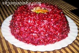 Классический салат «Гранатовый браслет» с курицей - фото