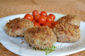Котлеты из свиного фарша с картошкой на сковороде - фото