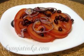 Красный салат с помидорами и красным луком