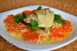 Куриные бедрышки с овощами на сковороде