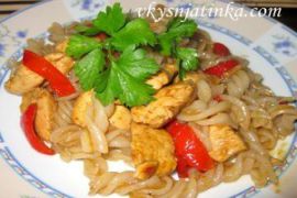 Лапша с куриным филе и овощами