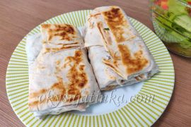 Лаваш с сыром и зеленью на сковороде - фото