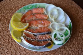 Маринованная красная рыба с луком