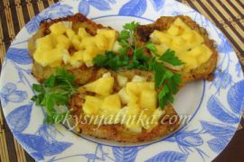 Отбивные из свинины с ананасами и сыром в духовке - фото