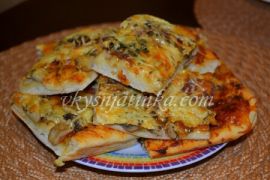 Пицца с колбасой и грибами
