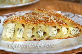 Пирог из слоеного теста с куриным филе и брынзой - фото
