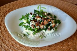 Салат из одуванчиков с вареным яйцом и орехами - фото