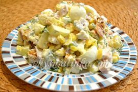 Салат с яблоками и курицей - фото