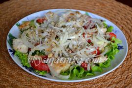 Салат с клубникой и курицей - фото