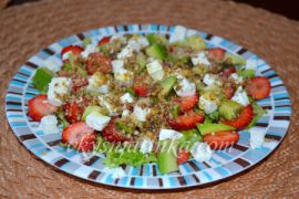 Салат с клубникой и рукколой - фото