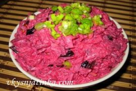 Салат со свеклой, черносливом и грецкими орехами - фото