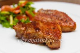 Вкусный стейк из свинины на сковороде - фото