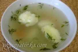 Суп с клецками из муки на курином бульоне - фото