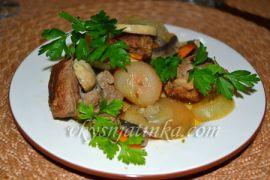Свинина запеченная с овощами в духовке - фото