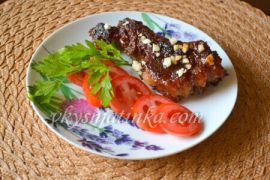 Свиные ребрышки тушеные в духовке - фото