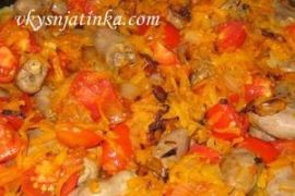 Тушеные куриные сердечки с луком и морковью