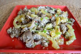 Тушеные куриные желудки с овощами