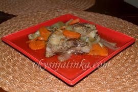 Свиные ребрышки с морковью и луком в духовке