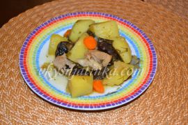 Тушеный картофель с черносливом в мультиварке - фото
