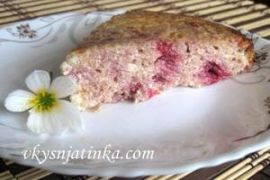 Творожная запеканка с малиной на манке